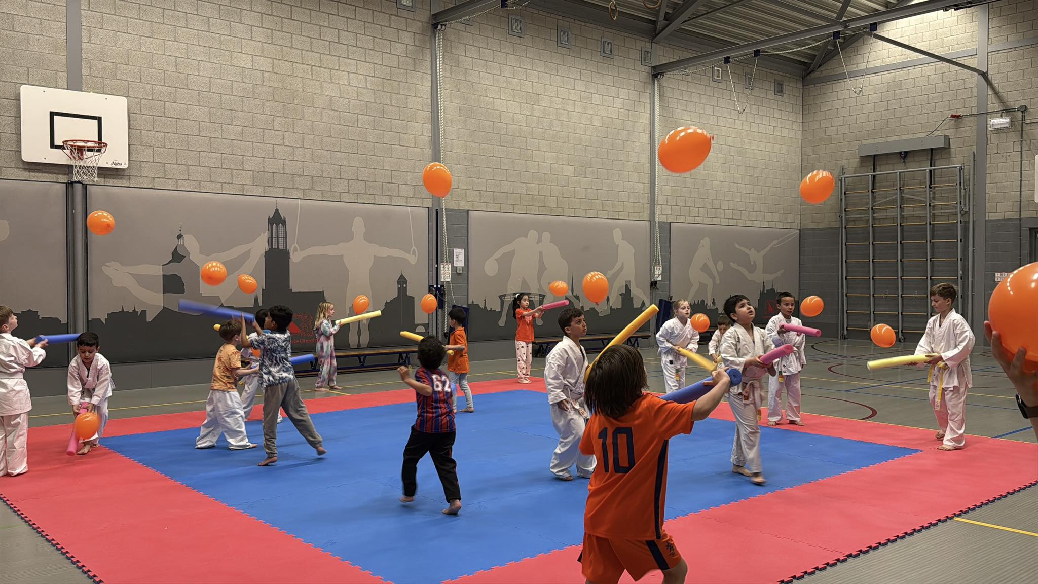 Oranje koningstraining bij Karate Team Utrecht in Leidsche Rijn